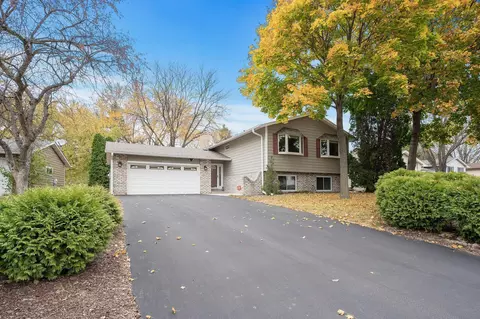 1045 Robinhood Pl, Shoreview, MN 55126