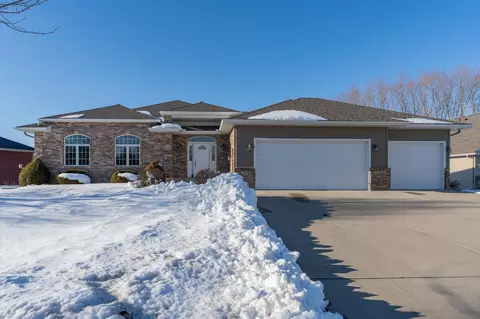 105 Foxborough Ln, Eagle Lake, MN 56024