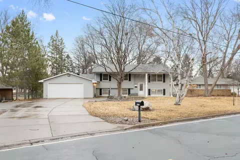 1075 Brooks Ave W, Roseville, MN 55113