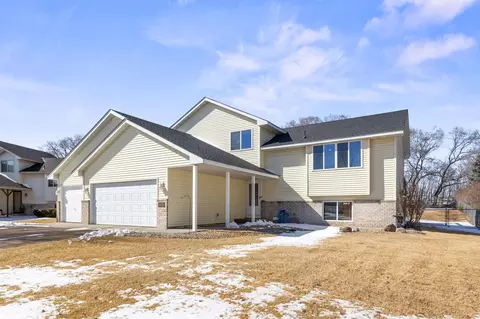 9733 Woodcrest Ct, Monticello, MN 55362