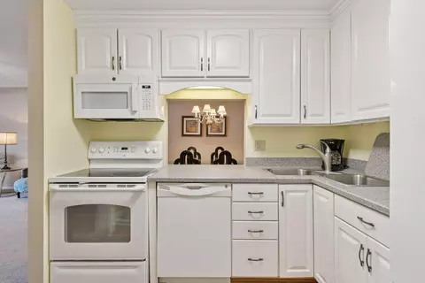 7520 Cahill Rd #121A, Edina, MN 55439