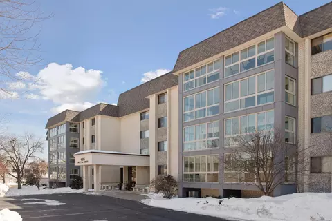 4075 W 51st St #102, Edina, MN 55424