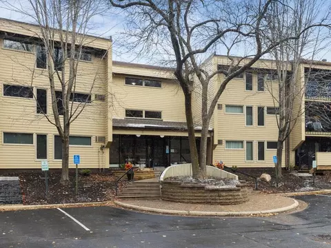 12600 Parkwood Dr #111, Burnsville, MN 55337