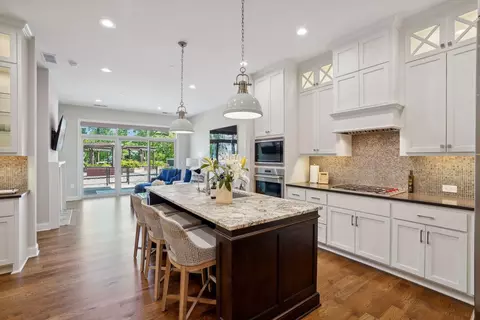 935 Lake St E #209, Wayzata, MN 55391