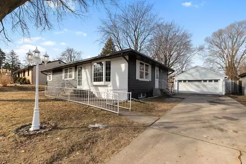 2457 Churchill St, Roseville, MN 55113