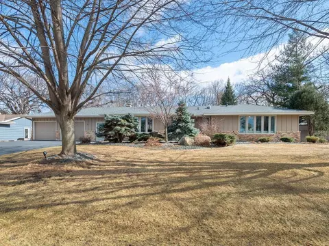 9968 Oak Shore Dr, Lakeville, MN 55044