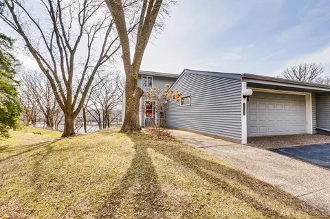 2728 Mackubin St, Roseville, MN 55113