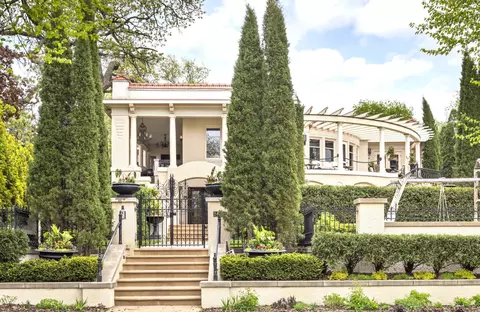 2427 E Lake Of The Isles Pkwy, Minneapolis, MN 55405