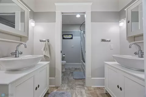 Bath - 210 Hackberry Ct, Kindred, ND 58051 photo 4 of 5