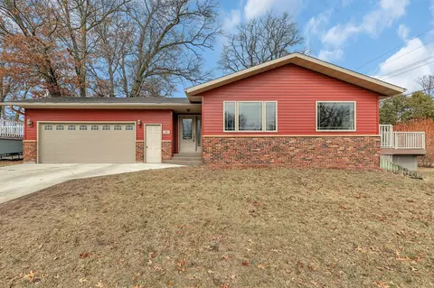 97 7th St N, Sartell, MN 56377