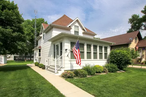 21 1st St NE, Fairfax, MN 55332