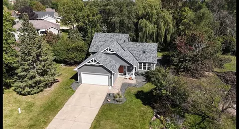 7906 27th St N, Oakdale, MN 55128