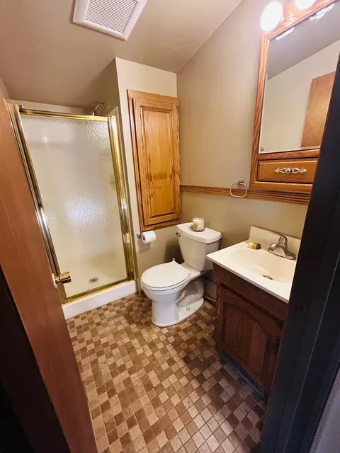 Bath - 1789 Glynview Trl, Faribault, MN 55021 photo 1 of 2