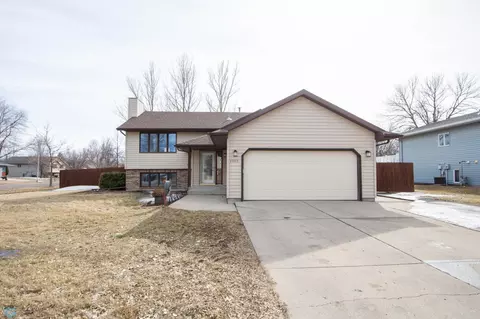 2202 33rd Ave S, Fargo, ND 58104