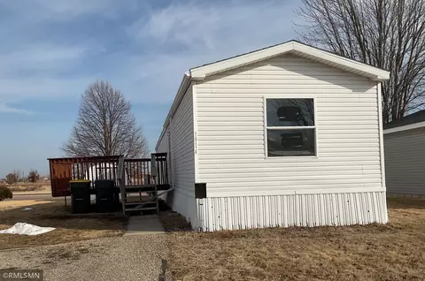 1914 Round Table Ln, North Mankato, MN 56003