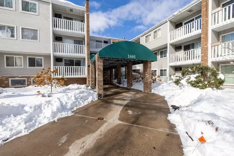 1601 N Innsbruck Dr #101, Fridley, MN 55432