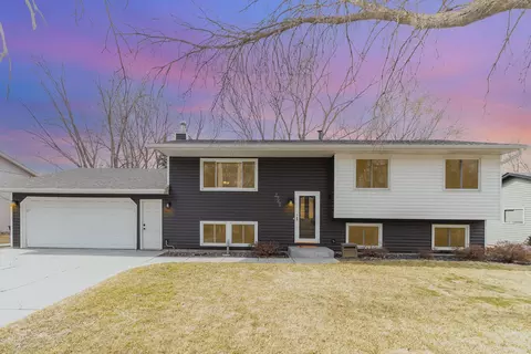 2740 Granite Ave N, Oakdale, MN 55128