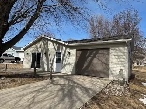 544 Riverbluff Dr, Windom, MN 56101