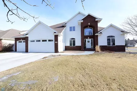 1751 Charleswood Estates Dr, West Fargo, ND 58078