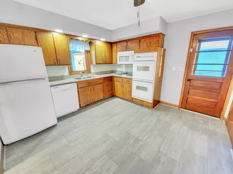 Kitchen - 4248 Sandstone Dr, Eagan, MN 55122 photo 1 of 2
