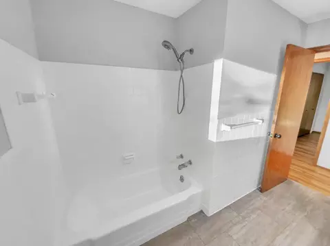 Bath - 4248 Sandstone Dr, Eagan, MN 55122 photo 2 of 3