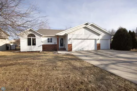 918 16th Ave E, West Fargo, ND 58078