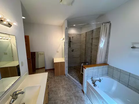 Bath - 1015 7th Ave NE, Perham, MN 56573 photo 2 of 3