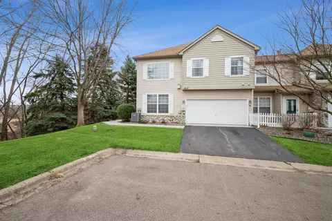 2017 Baneberry Way E, Chanhassen, MN 55317