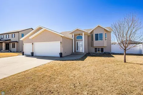 4524 Sunrise Dr, West Fargo, ND 58078