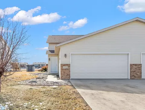 1074 Parkway Dr, West Fargo, ND 58078