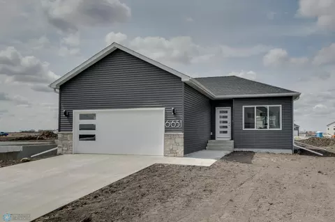 6651 32 St S, Fargo, ND 58104