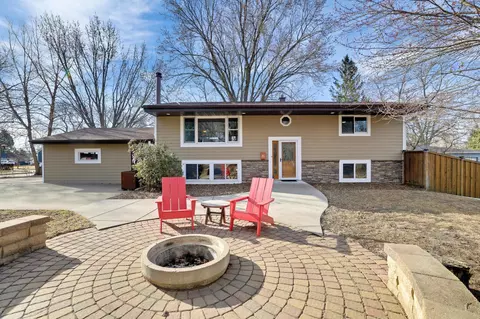 2339 Hand Ave, Roseville, MN 55113