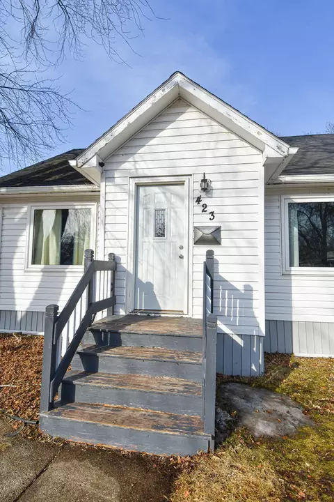 423 Markley Ave S, Thief River Falls, MN 56701