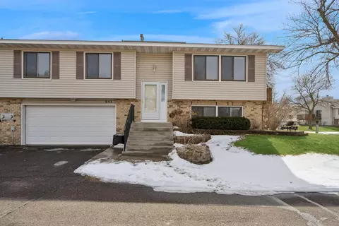 952 Greenhaven Dr, Vadnais Heights, MN 55127