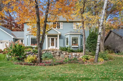 4801 Four Seasons Dr, Eagan, MN 55122