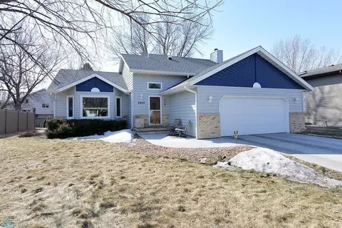 2802 24th Ave S, Fargo, ND 58103