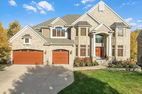 553 Lake Ridge Ct, Shoreview, MN 55126