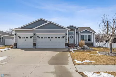 5607 67th St S, Fargo, ND 58104