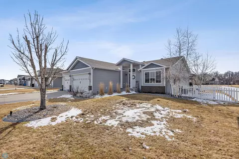 5607 67th St S, Fargo, ND 58104 photo 2
