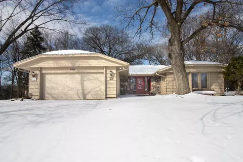 904 Woodlawn Ct, Burnsville, MN 55337