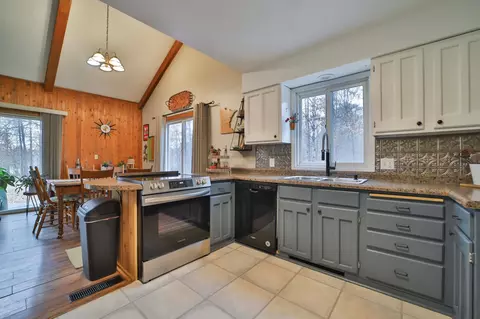 Kitchen - 13237 Norway Dr, Baxter, MN 56425 photo 5 of 6