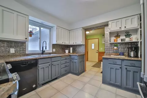 Kitchen - 13237 Norway Dr, Baxter, MN 56425 photo 4 of 6