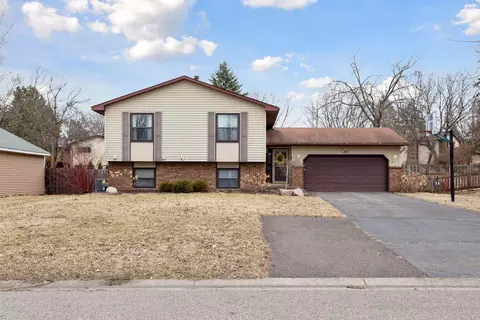 3233 Camelot Dr, Woodbury, MN 55125