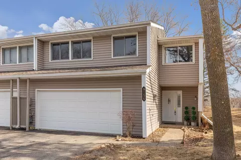9156 Neill Lake Rd, Eden Prairie, MN 55347
