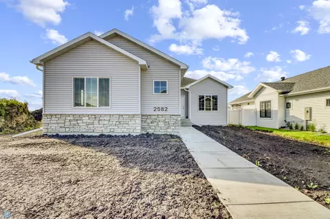 2582 69th Ave S, Fargo, ND 58104