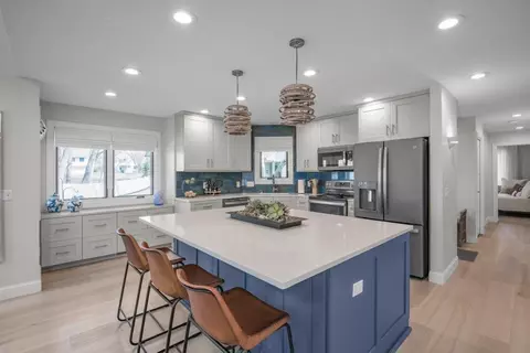 8439 Rice Lake Rd, Maple Grove, MN 55369