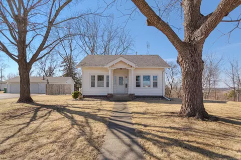 702 S 4th St, Le Sueur, MN 56058