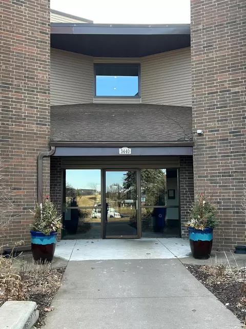 3440 Golfview Dr #102, Eagan, MN 55123