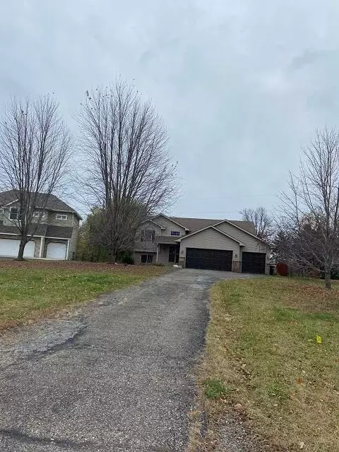 11922 N Meadow Curv, Lindstrom, MN 55045