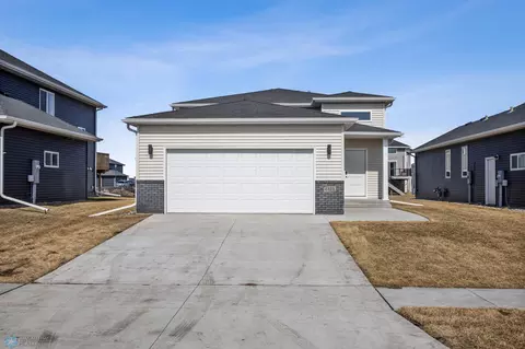 6179 Martin Ln W, West Fargo, ND 58078